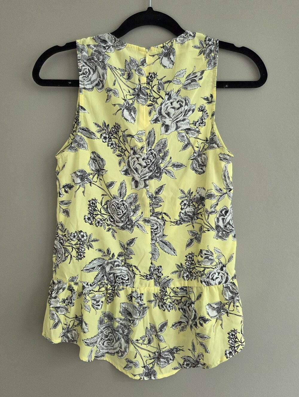 WAYF Floral Peplum Sleeveless Top Yellow Black White Sketched Rose Size XS - Picture 3 of 6
